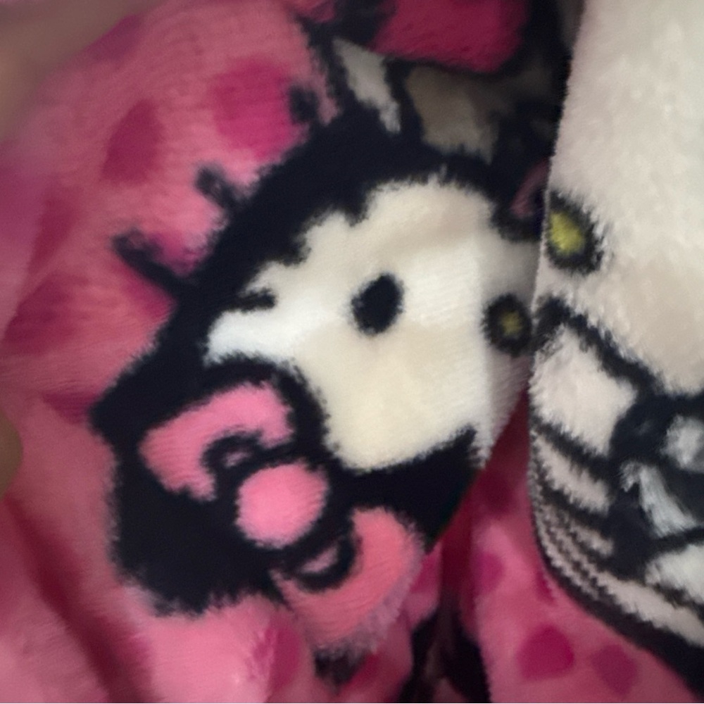 New Hello Kitty Frankie Vampire Mummy Pink Halloween Faux Fur 50"x70" Blanket - Picture 8 of 9